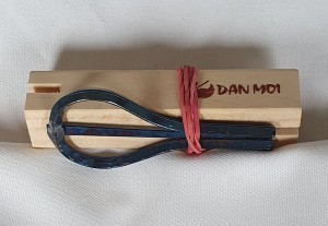 Mondharp, Dan Moi, inclusief houten standaard